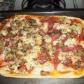 Pizza de locaya (jamon queso y champiñones)