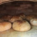 Haciendo pan en horno de leña
