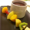 Fondue de chocolate con brocheta de frutas