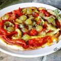 Pizza de escalivada, gorgonzola y uvas