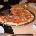 Pizza con tomates frescos y albaca