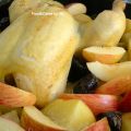Pollo al horno con patatas, manzanas y ciruelas