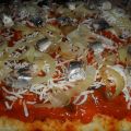 Pizza casera con sardinas y cebolla caramelizada