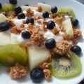 Macedonia de frutas con yogur y cereales