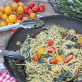 Espaguetis con pesto de albahaca y tomatitos de[...]