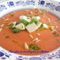 Sopa fría de tomate con queso y albahaca