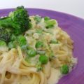 Spaghetti con brócoli y guisantes