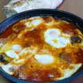 Huevos al plato con morcilla y longaniza