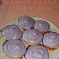 Cupcakes de yogur con frosting de violeta