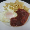 Huevos fritos con patatas y salsa de tomate[...]