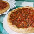 Pizza de tomate y mostaza en hojaldre