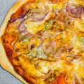 Pizza con bacon, cebolla y queso gorgonzola
