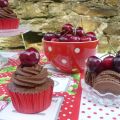 Cupcakes de chocolate y cerezas con macarons de[...]