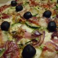 Pizza casera de calabacín, jamón serrano y[...]
