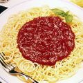 Espaguetis con carne, jamón y verduras