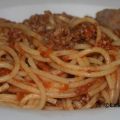 Espaguetis con carne picada y salchichas
