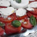 Ensalada de tomate con mozzarella y albahaca
