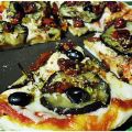 Pizza de berenjena asada y tomates secos con[...]