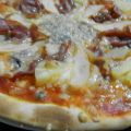 Pizza de gorgonzola y jamón con piña