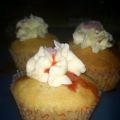 Cupcakes de arándanos con nata y sirope de fresa