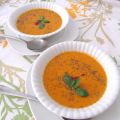 Sopa caliente de tomate y melocotón