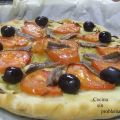 Pizza de tomate y anchoas, mini pizza