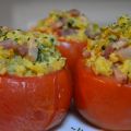 Tomates rellenos de huevos revueltos con beicon