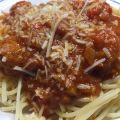 Espaguetis con albóndigas en tomate.
