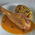 Muslos de pavo al horno con salsa de verduras a[...]