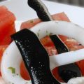 Ensalada de calamares con tomate y perlas negras