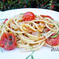 Espaguetis con tomates, salsa de anchoas y[...]