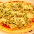 Pizza de pollo con pesto de cilantro y[...]