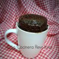 Mug cake o bizcocho en taza de chocolate con[...]