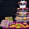 Cupcakes y galletas coloridas para bodegón