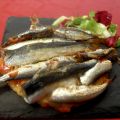 Coca de sardinas con ensalada mixta