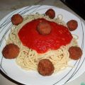 Espaguetis con albóndigas en salsa de tomate y[...]