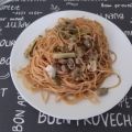 Espaguetis integrales con salteado de habas,[...]