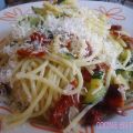 Espaguetis con calabacín y tomatitos secos