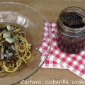 Espaguetis con sepia y salsa de pesto rojo