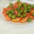 Ensalada de tomate y aceitunas partidas