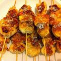 Brochetas de pollo y gambones con curry y coco