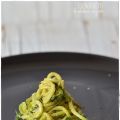 Espaguetis de calabacin con aguacate y pesto