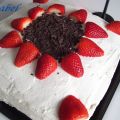 TARTA DE FRESAS Y NATA CON BIZCOCHO DE CHOCOLATE