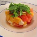 Tartar de melocotón, tomate, mozzarella y rúcula