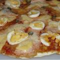 Pizza con huevo duro, salmón y alcaparras