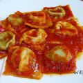 Raviolis caseros de bonito con salsa de tomate