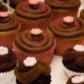 Cupcakes de brownies con mousse de frambuesa