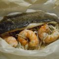 Lubina al papillote con gulas y gambas