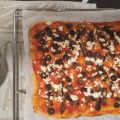 Pizza griega de berenjena y queso feta