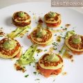 Blinis con salmón ahumado y crema de aguacate y[...]